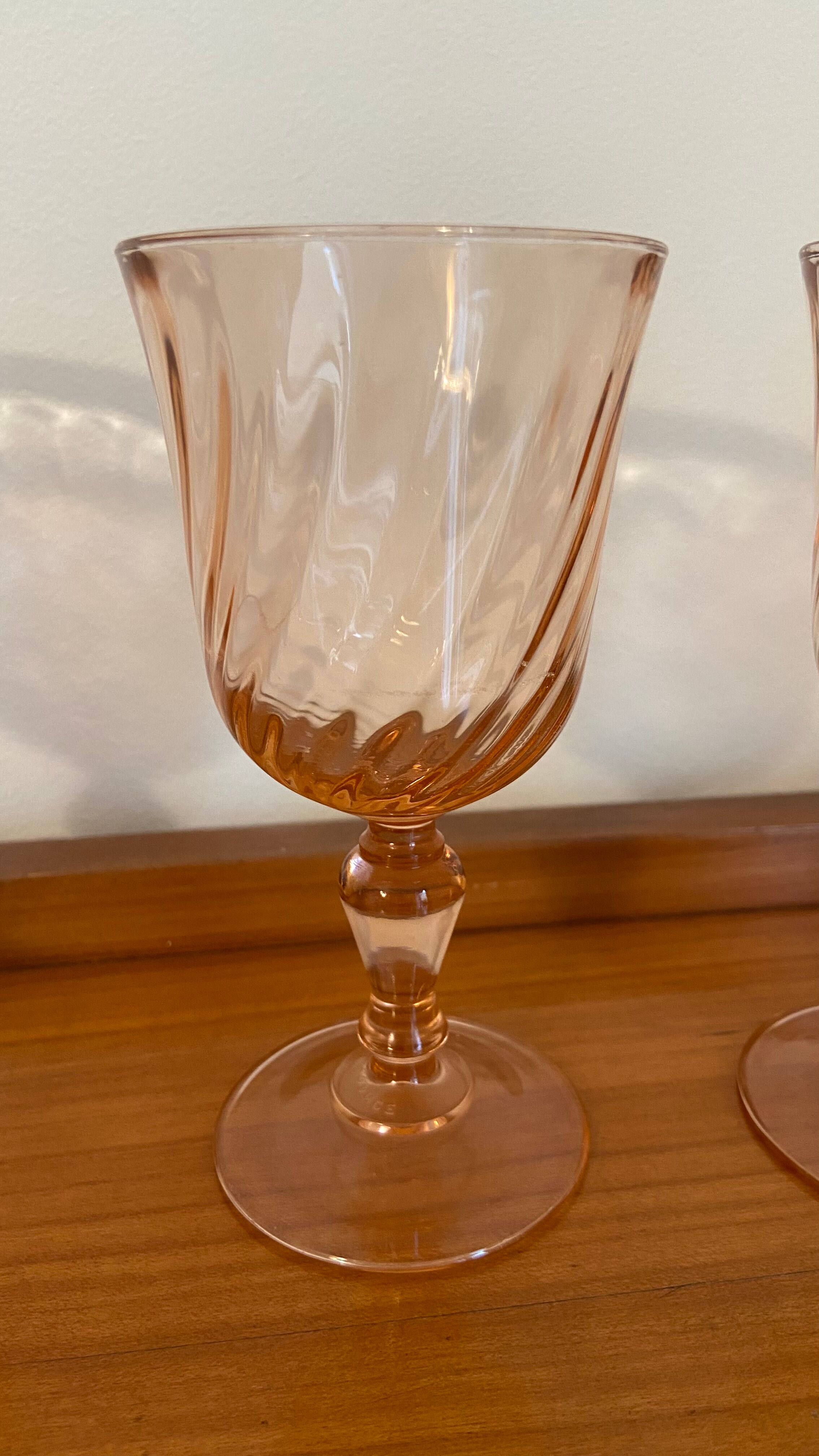 Pop-up Christmas 2022 - Series of 4 wine glasses in vintage pink glass