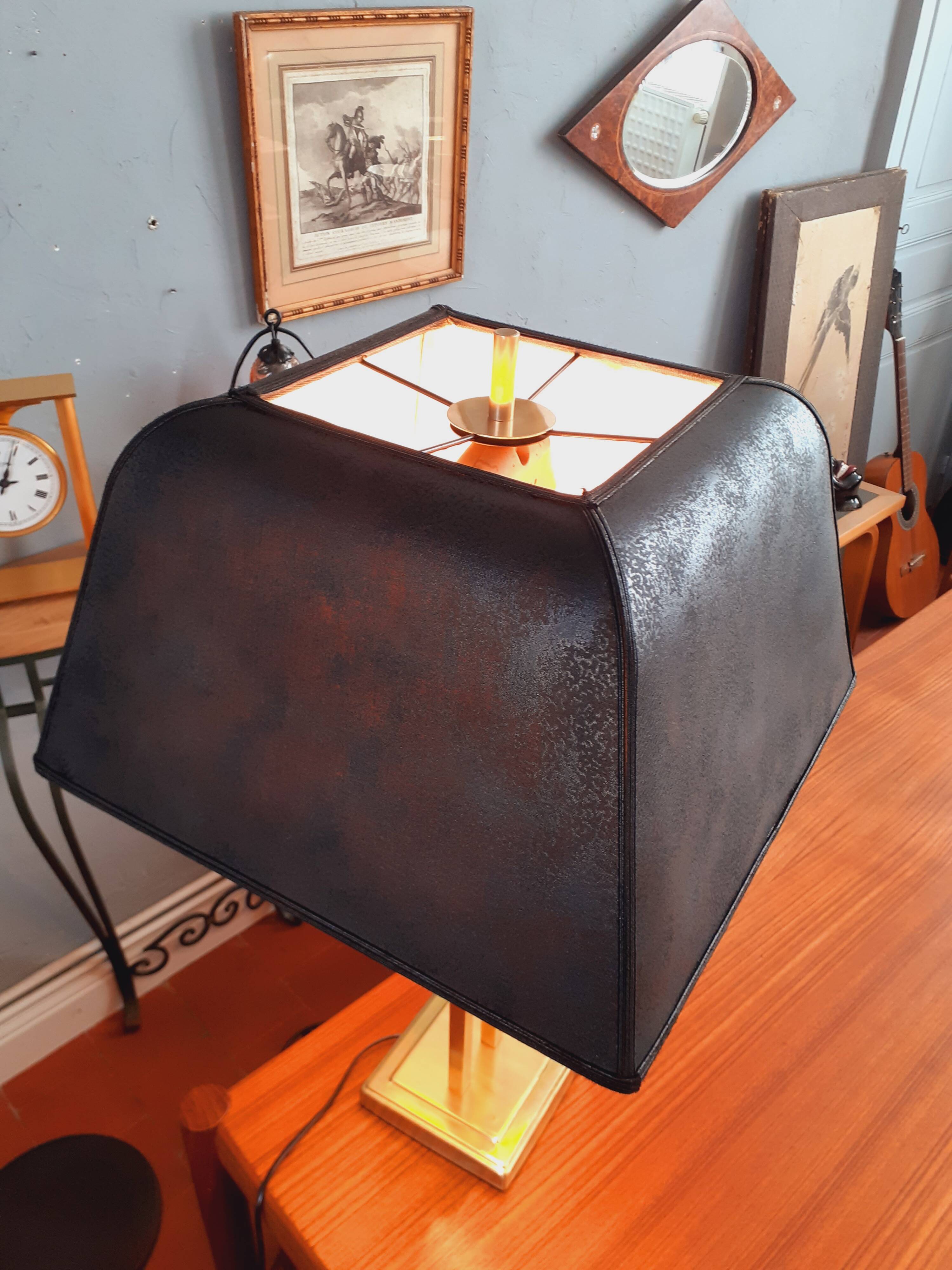 Lampe à poser dite " Gratte-ciel" en laiton année 70