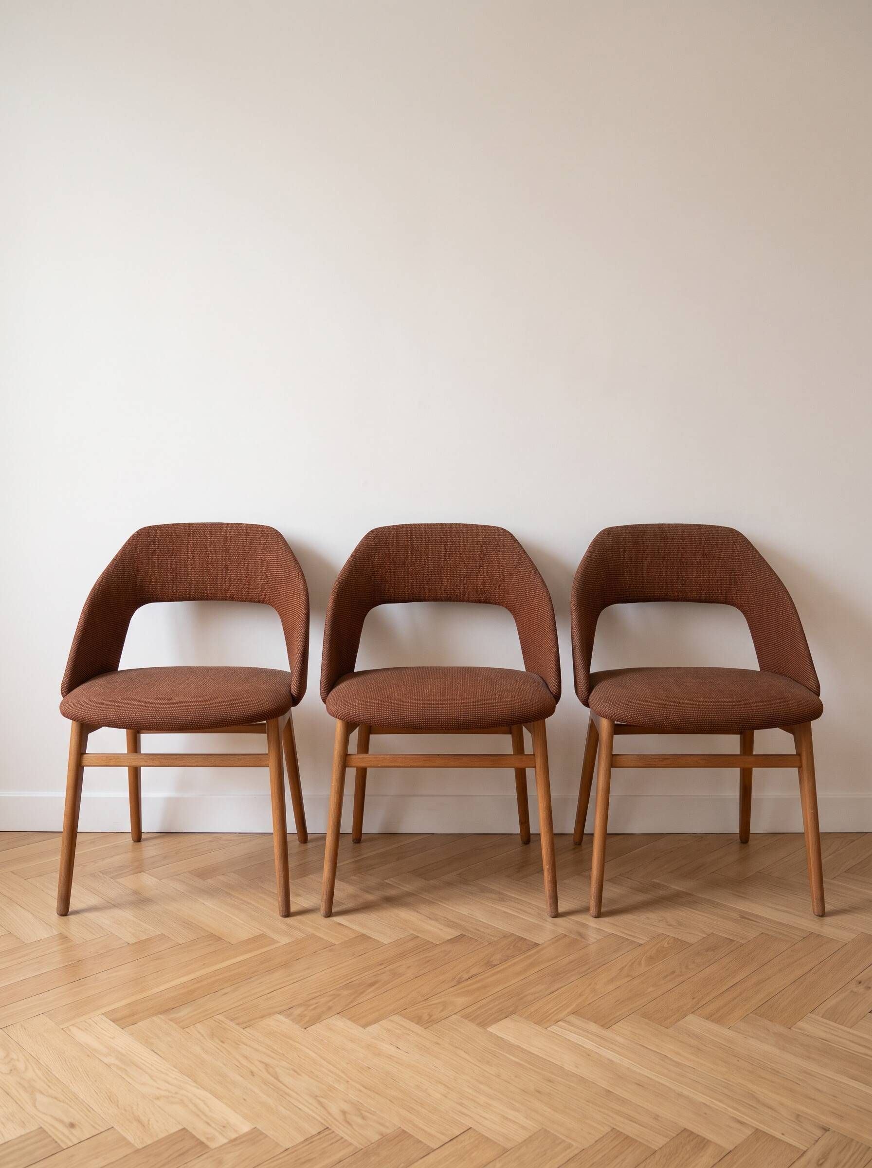 Set of 3 vintage 1960s chairs in wood and brown fabric.