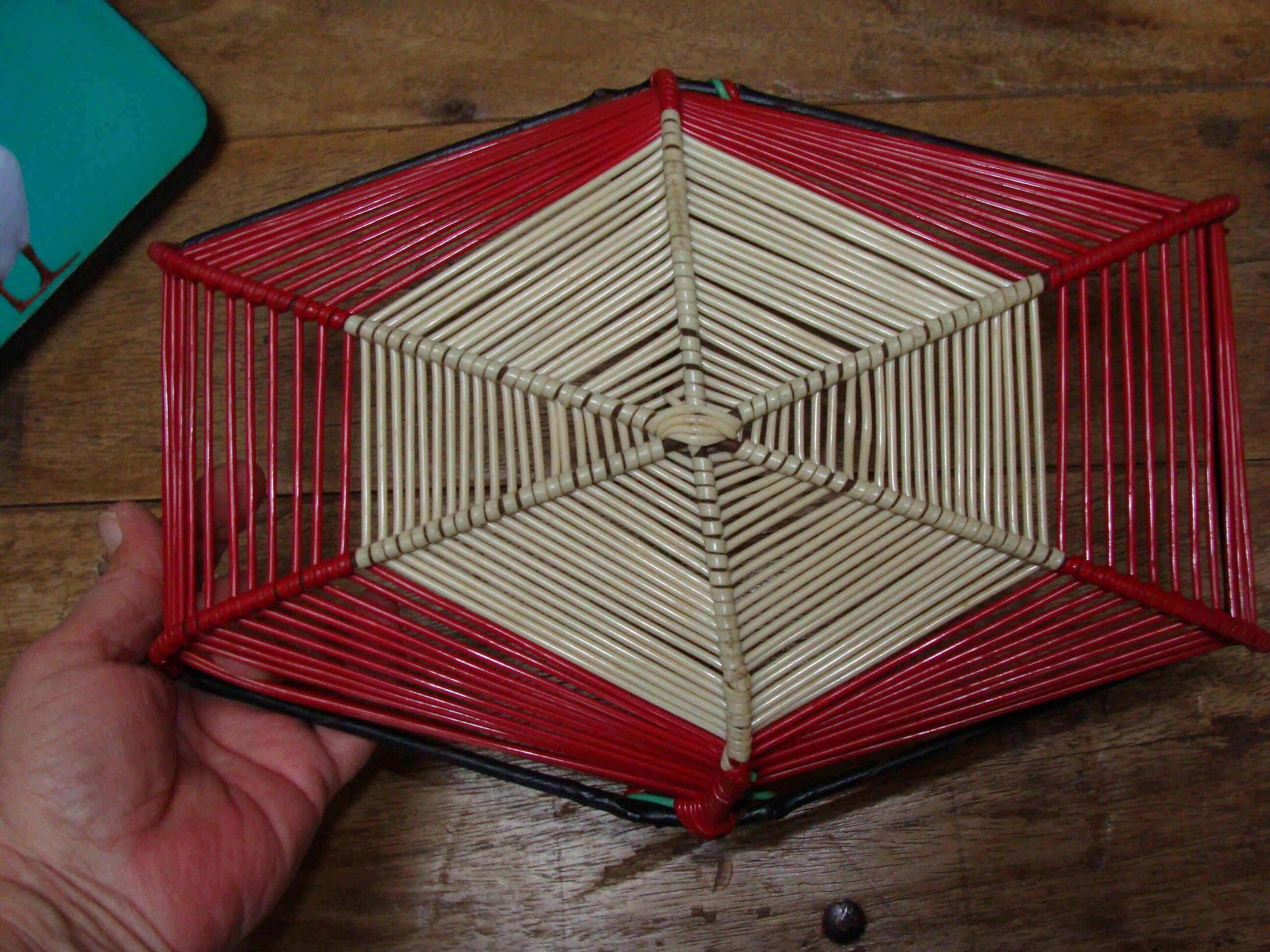 Vintage scoubidou table basket