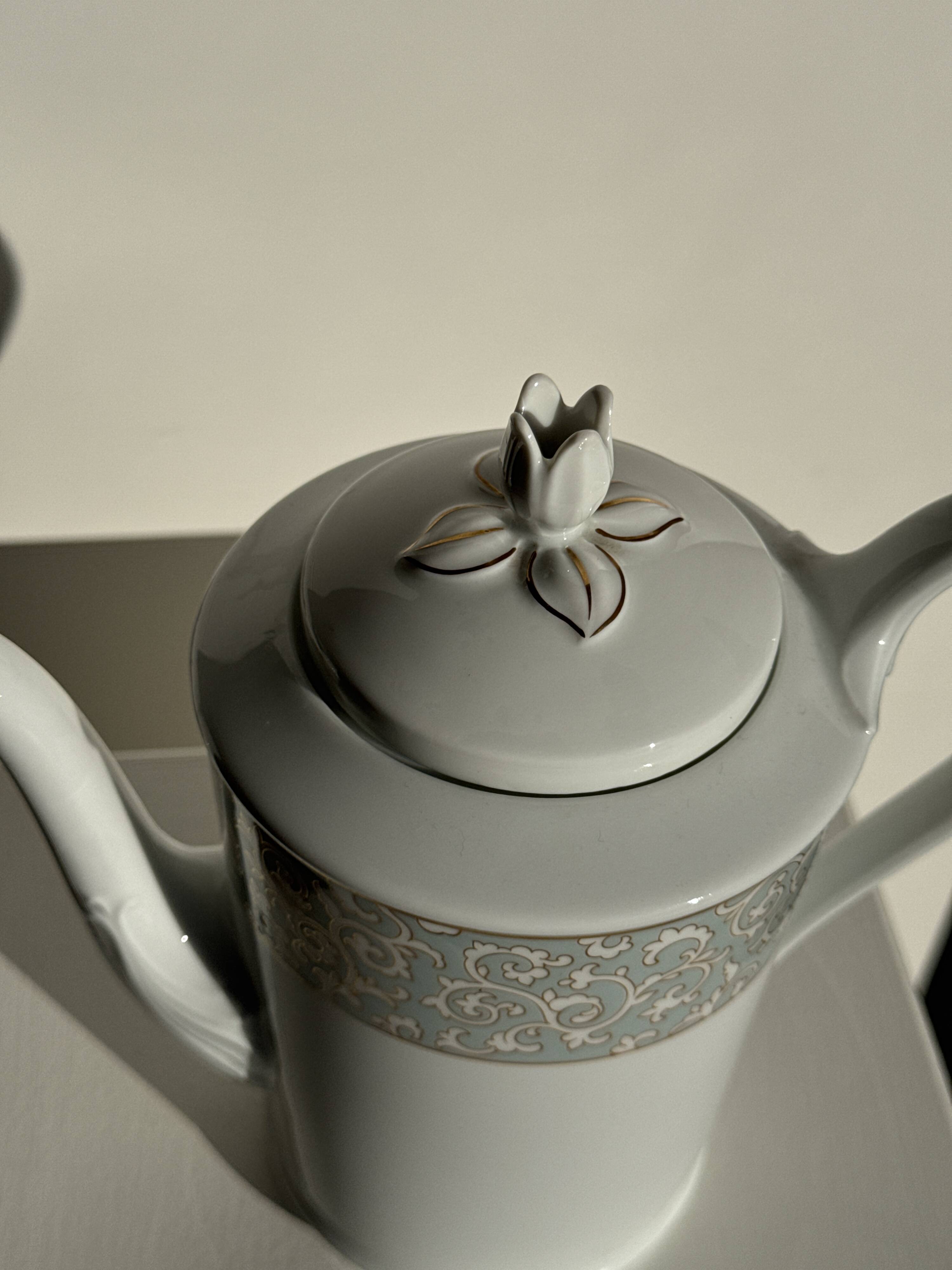 Bavarian porcelain teapot from Germany with blue frieze and flower lid H23