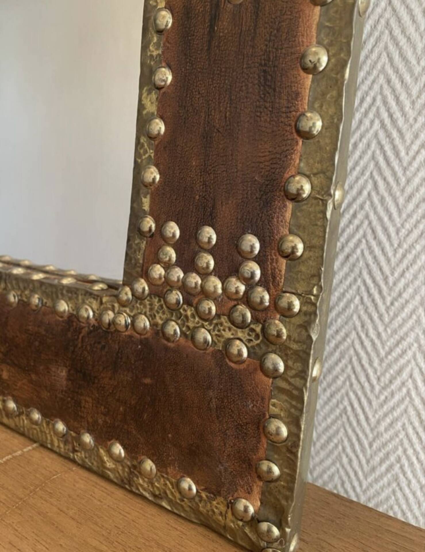 Miroir vintage en cuir clouté et laiton