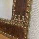 Miroir vintage en cuir clouté et laiton
