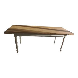 Table de ferme, piètement et ceinture patinés gris perle, plateau bois.