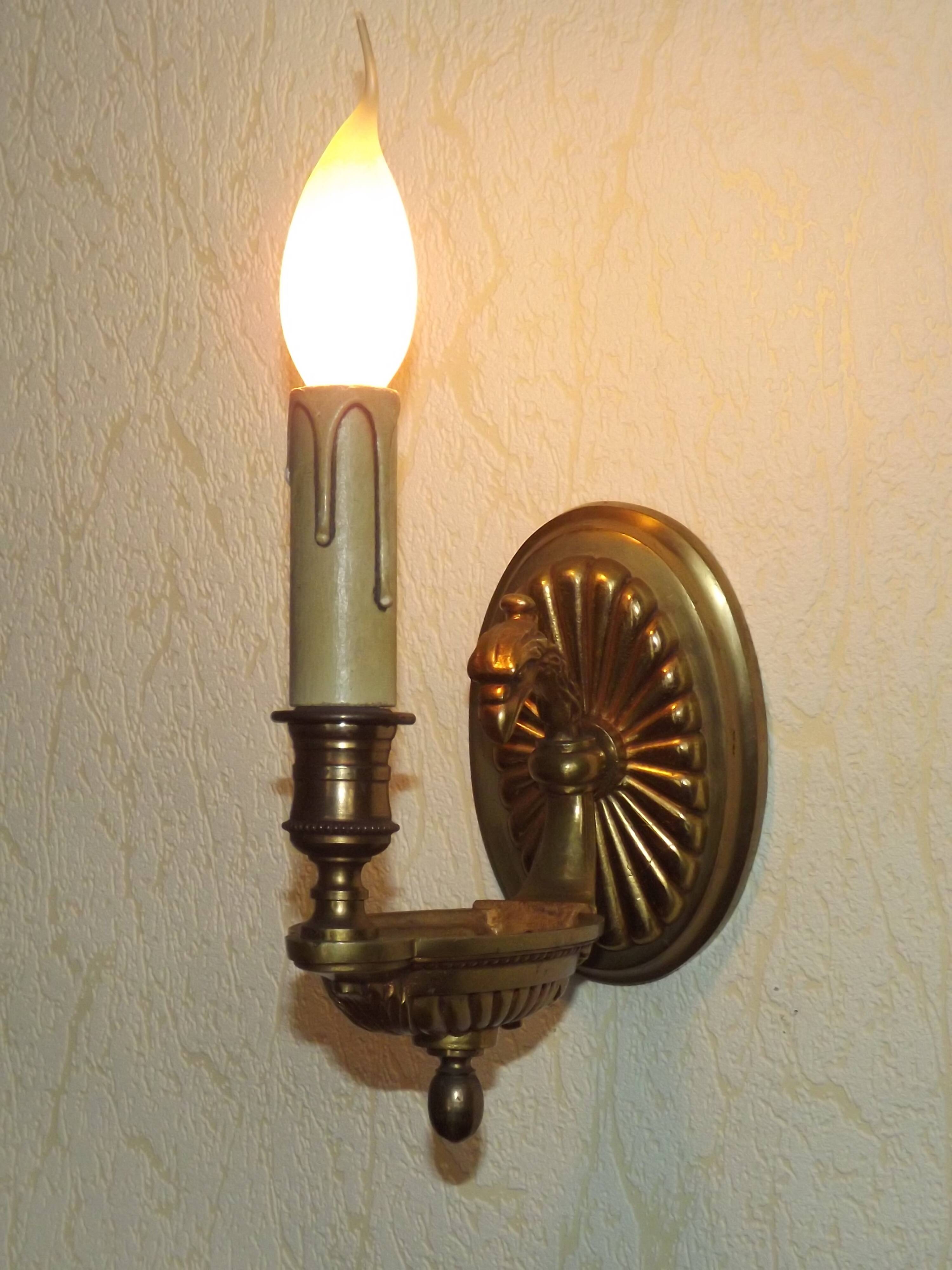 Traditional Empire wall light with eagle head in antique brass 5219