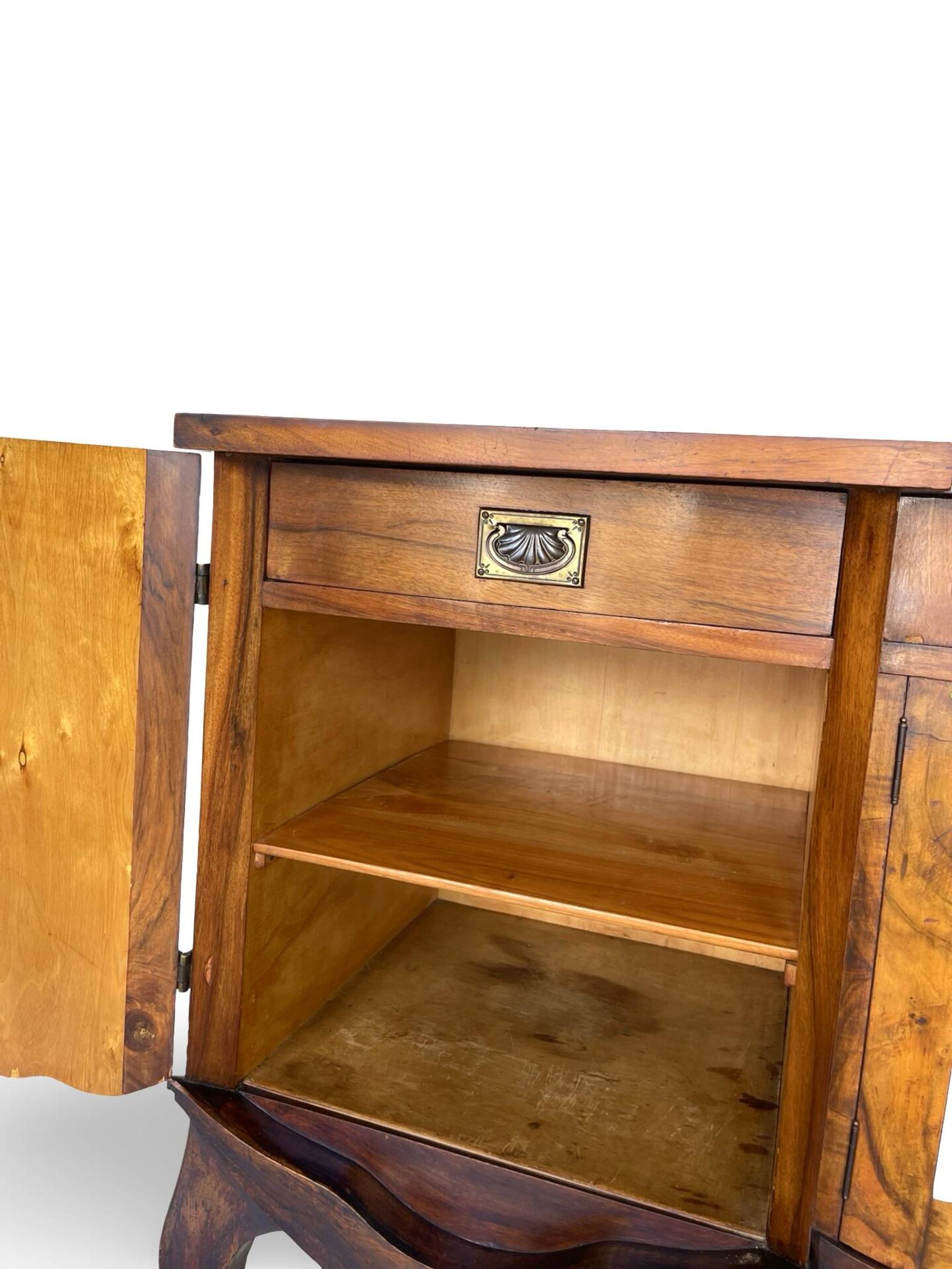 Buffet en noyer burr italien, années 1930.