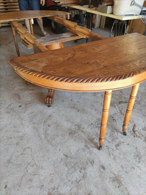 Table ovale en chêne blond sculpté - dite table de chasse