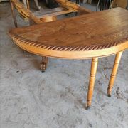 Table ovale en chêne blond sculpté - dite table de chasse