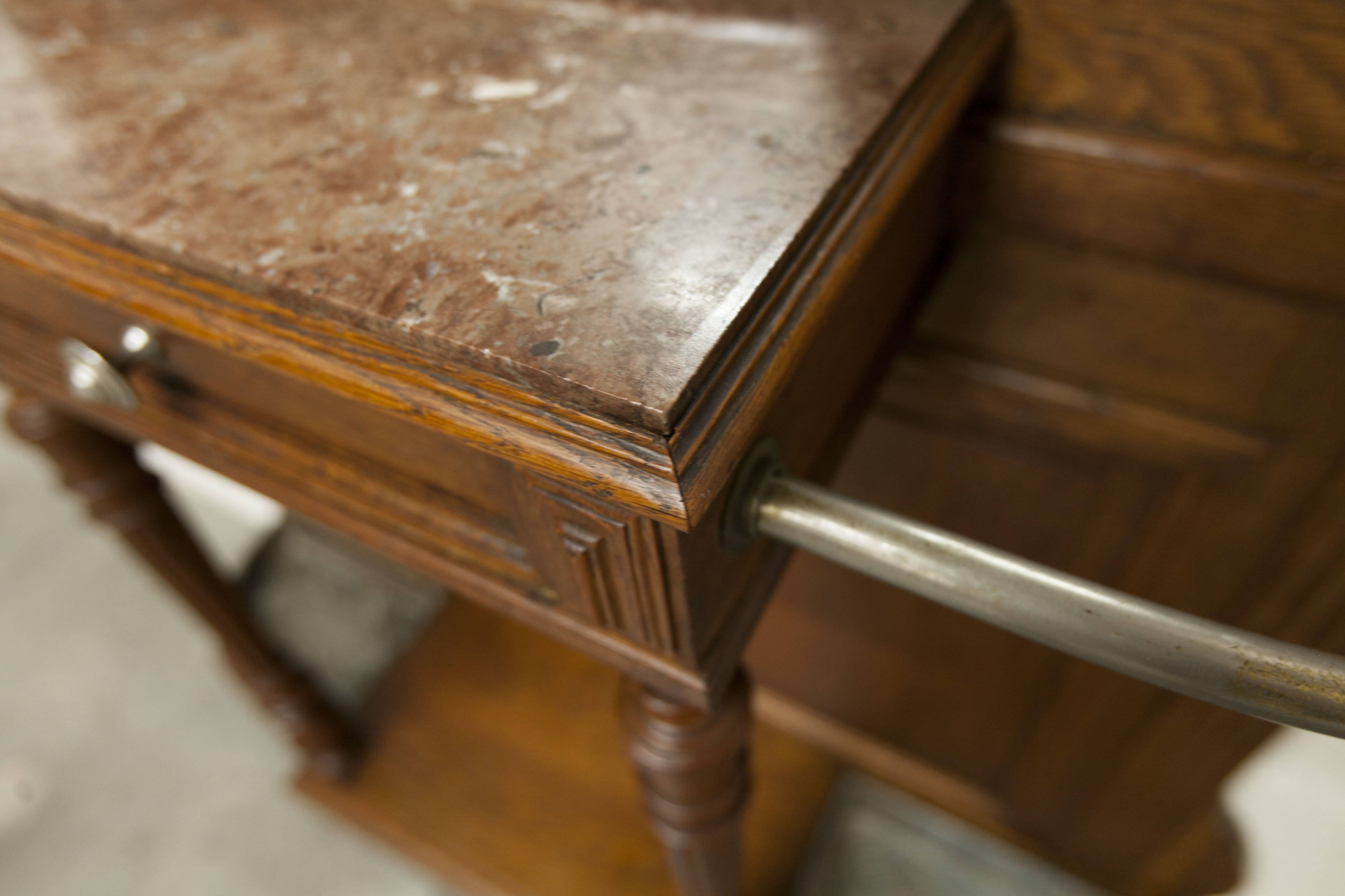 Vestiaire Napoléon III en noyer fin 19e, 3 miroirs, marbre, 8 patères