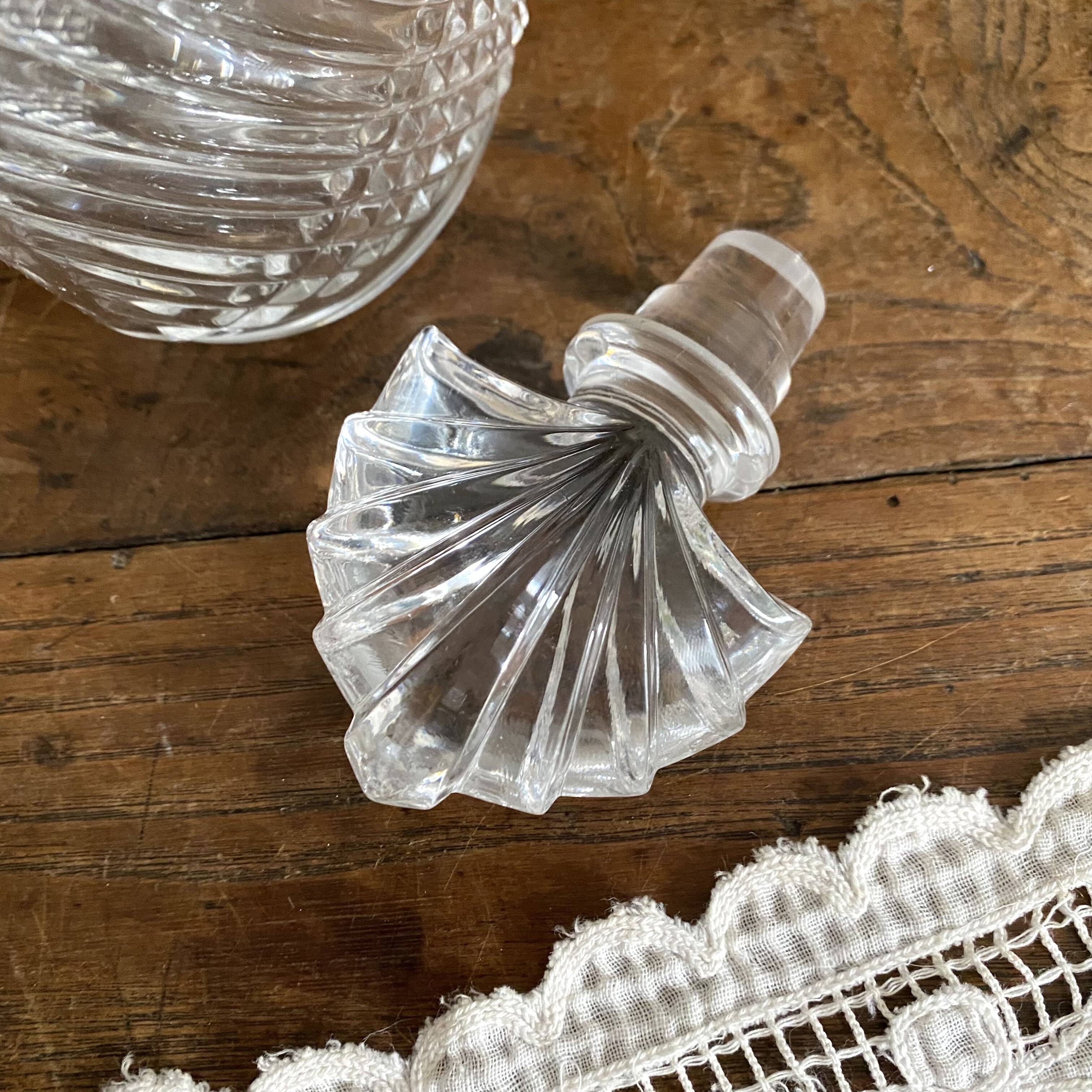 Vintage carafe with fan stopper