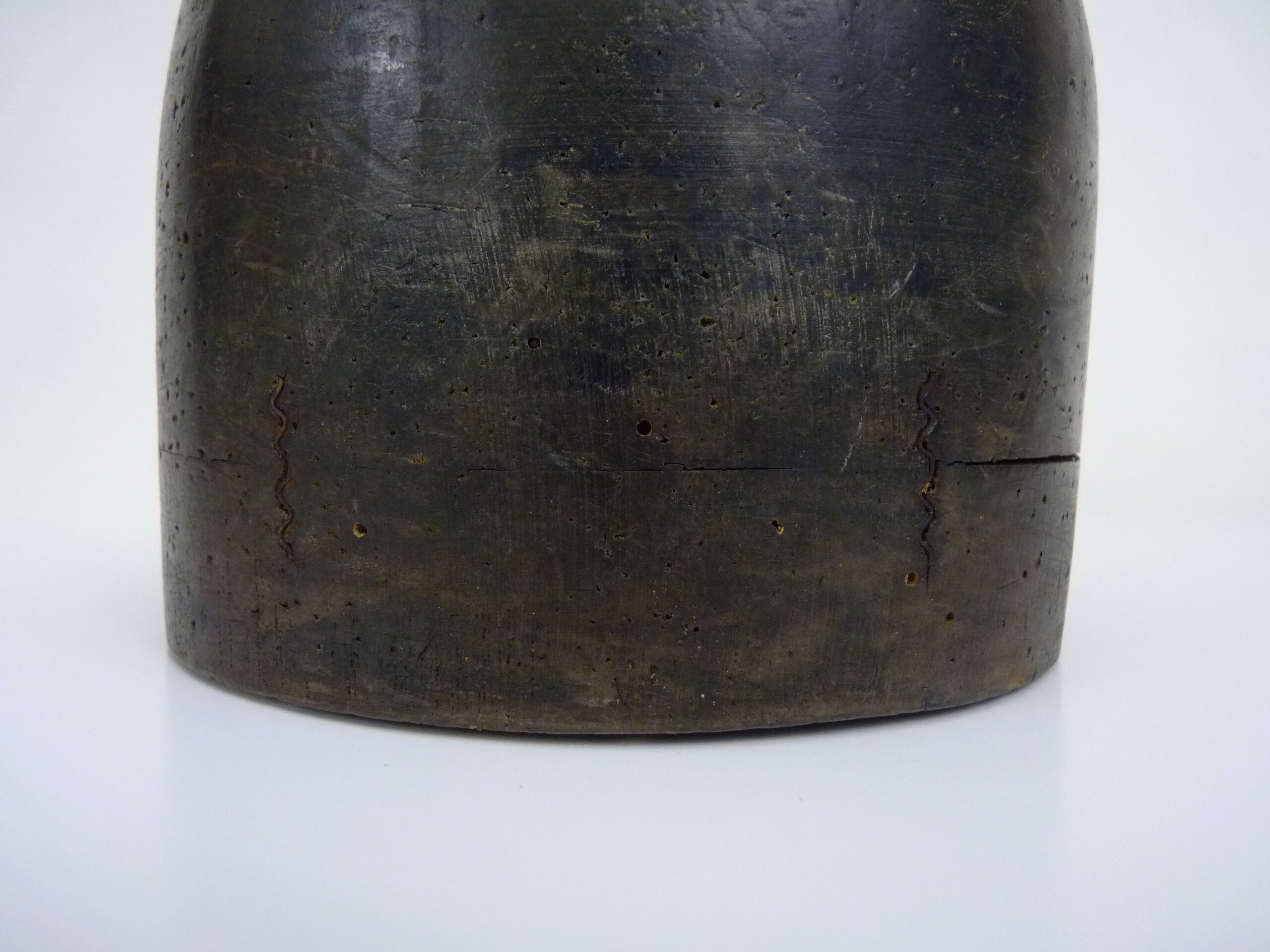 Old form with wooden hat, marotte, hat mold, year 30/40