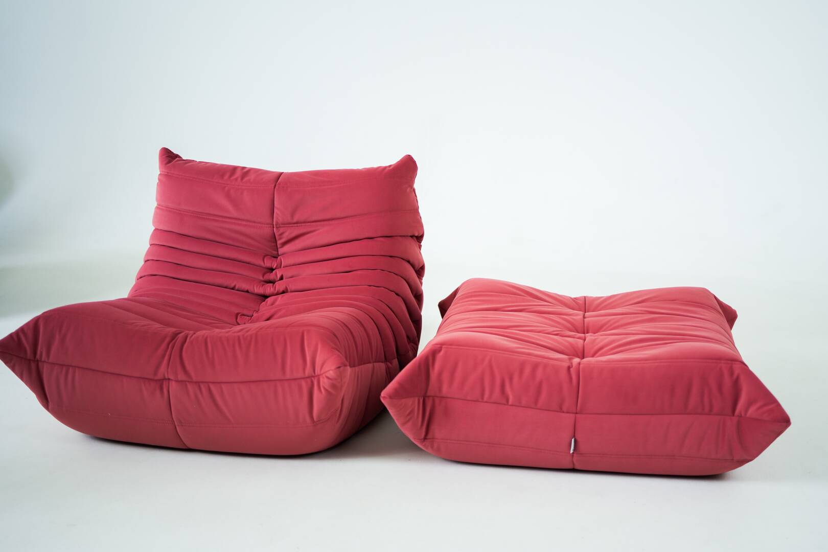Togo set of chair and pouf in raspberry velvet