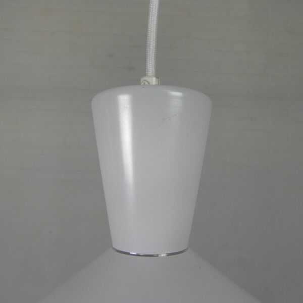 Lampe suspendue en forme d'ovni avec verre blanc sur le dessus et verre transparent avec verre blanc.