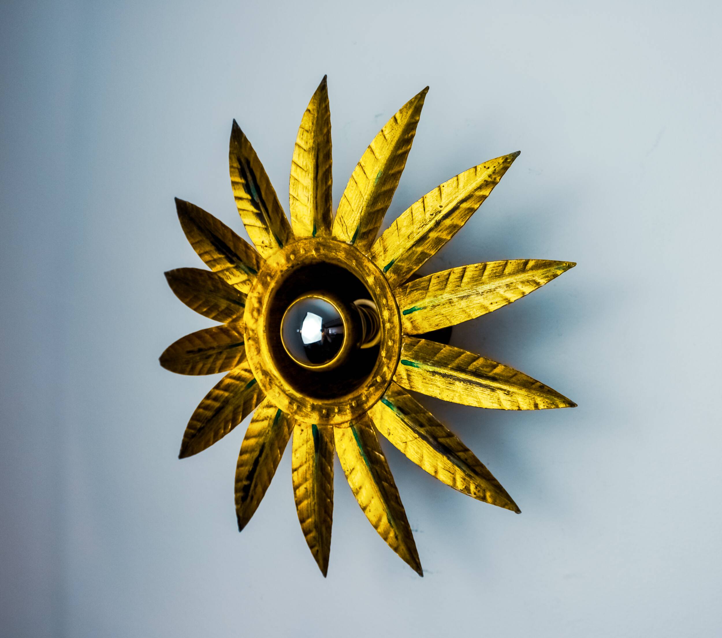 Brutalist sun wall lamp in gilded metal with gold leaf, Italy, 1970