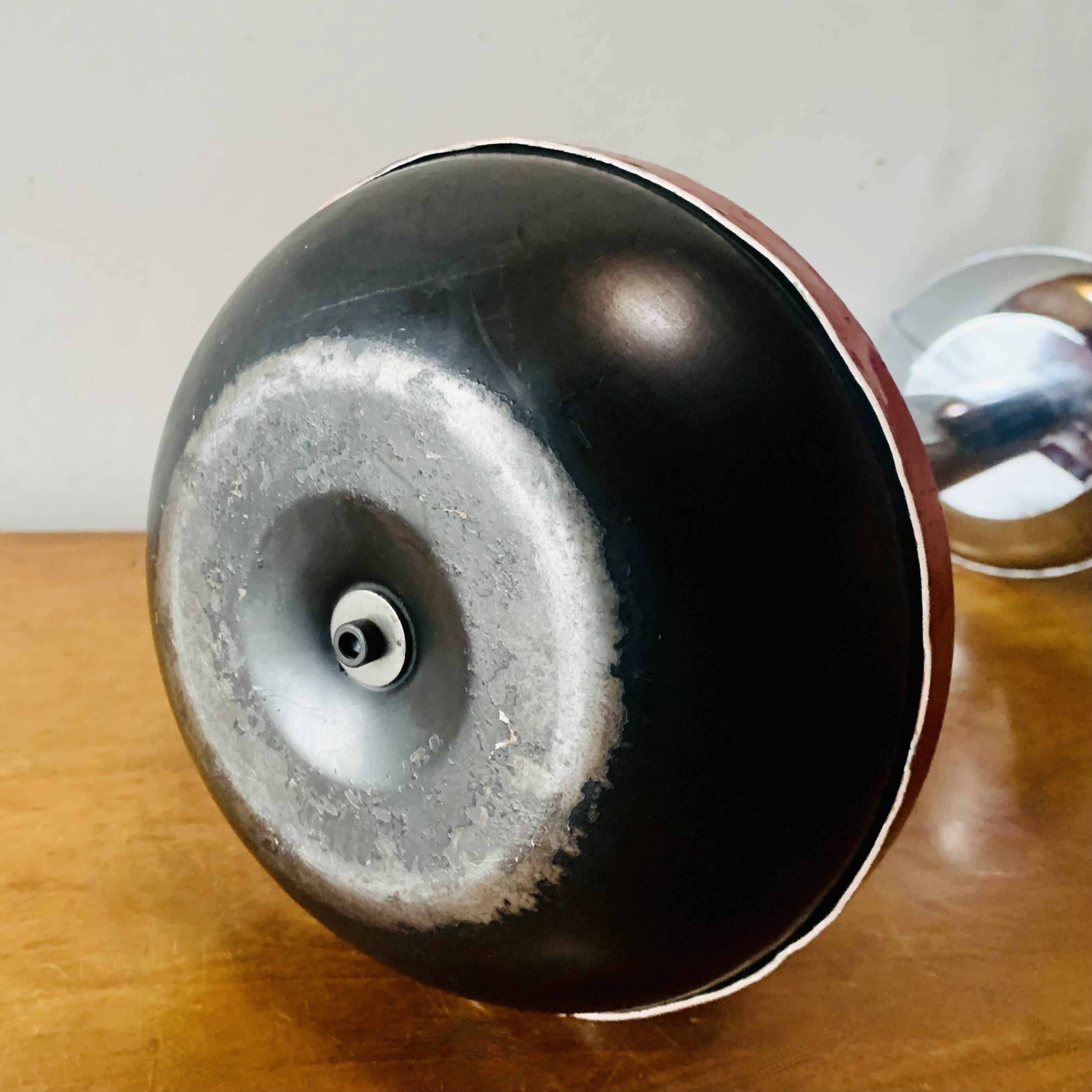 Vintage tulip ashtray on foot in red and chrome steel - Space Age Design
