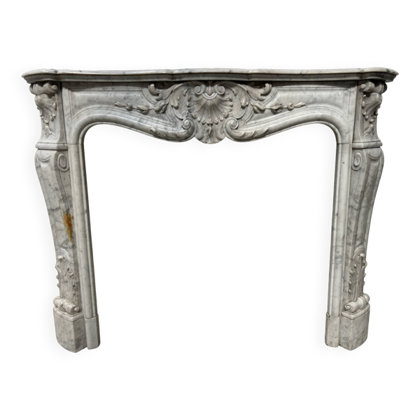 Cheminée de style Louis XV en marbre blanc de Carrare XIX siècle
