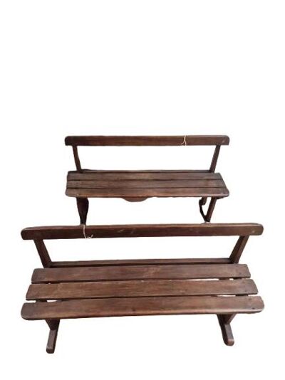 Élégants bancs en bois hêtre massif, au style sobre et intemporel.