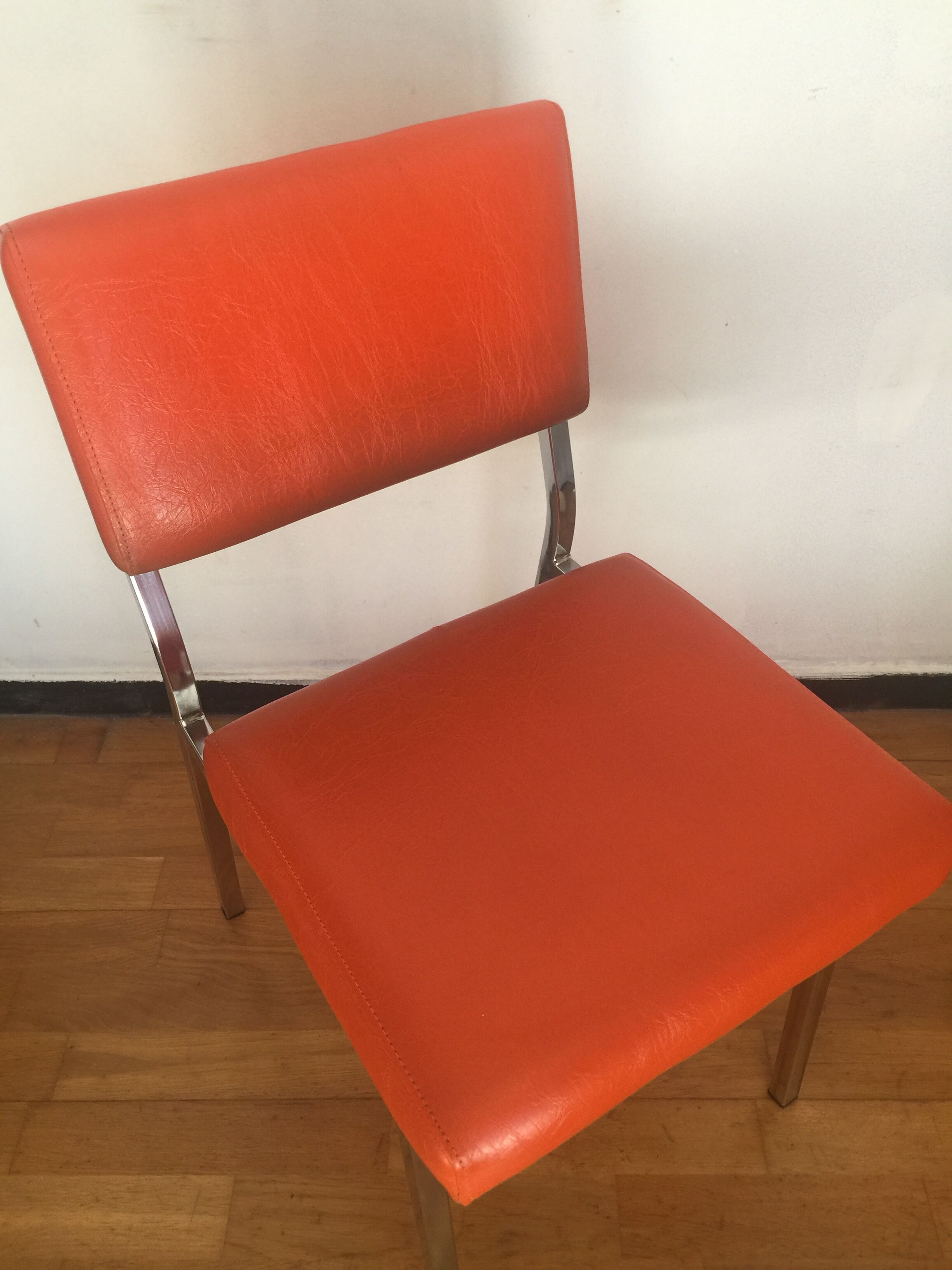 Chaise Skaï et inox année 70 - Ameublement