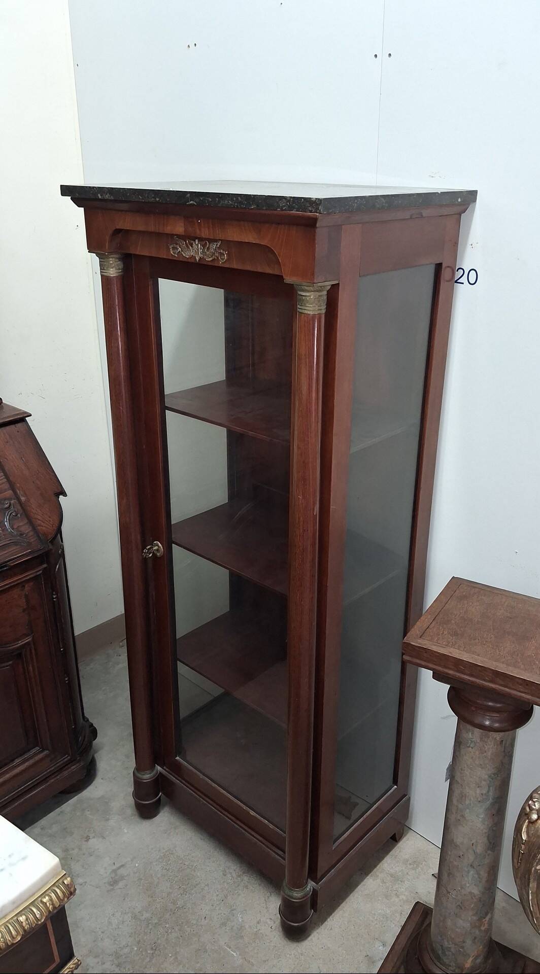Vitrine style Empire en acajou et bronze doré, dessus marbre noir – XIXe