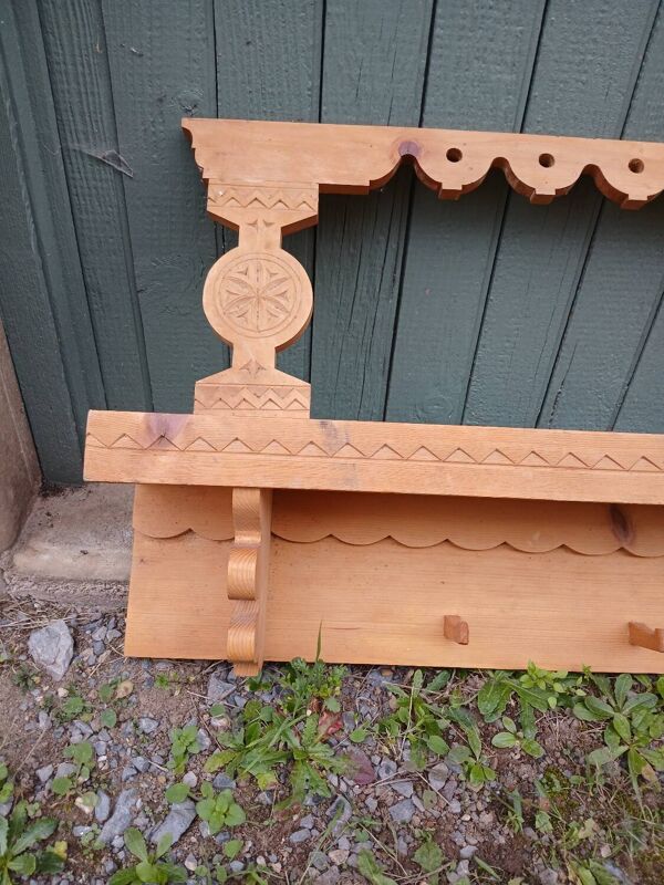 Étagère murale ancienne en bois sculpté