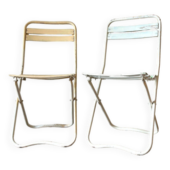 2 folding chairs in wood and beige and white metal