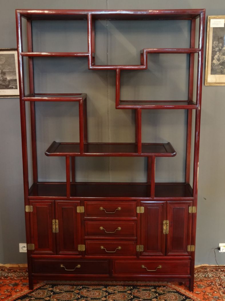 Low sideboard surmounted by bibus shelves in red lacquered wood, China XXth, 120 x 195 cm
