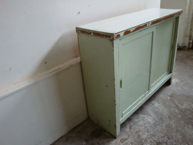 Buffet with sliding doors