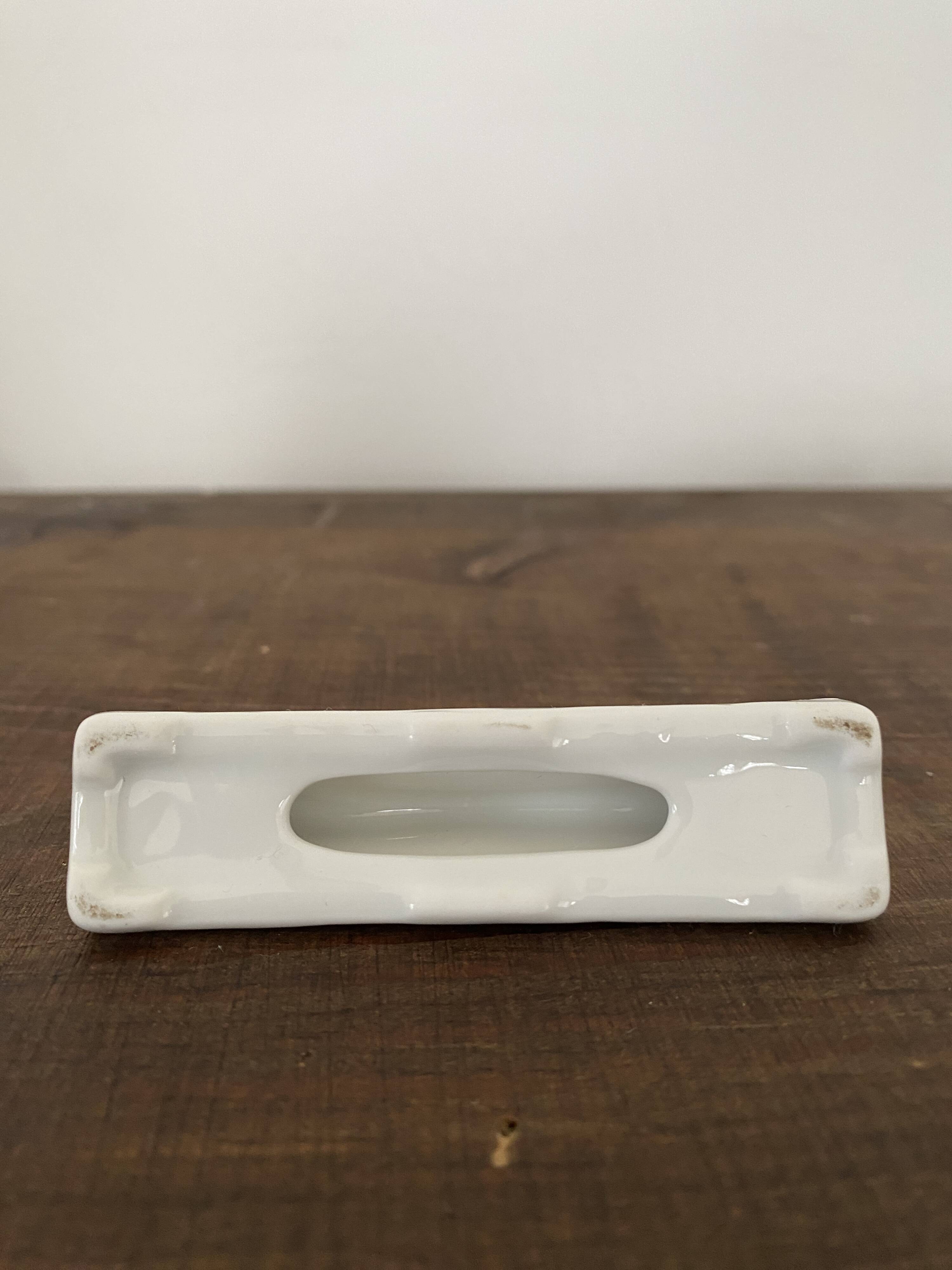 Vintage knife holders of 12, in white wave-shaped porcelain