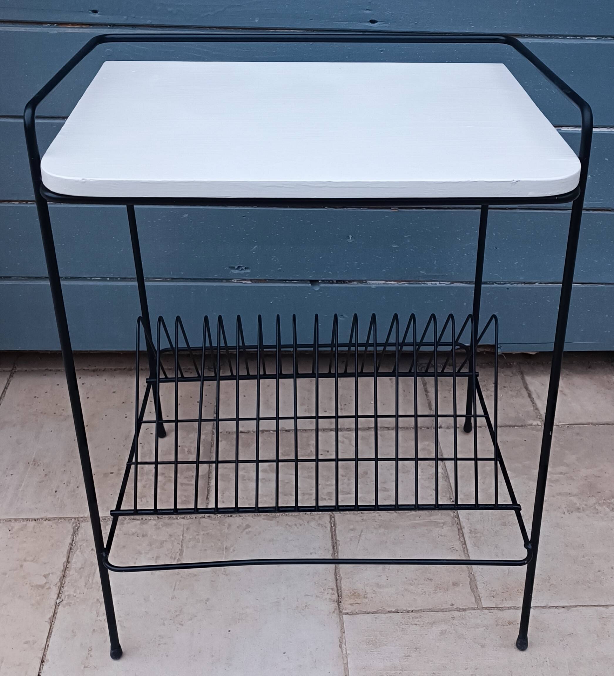 Table for vinyl turntable