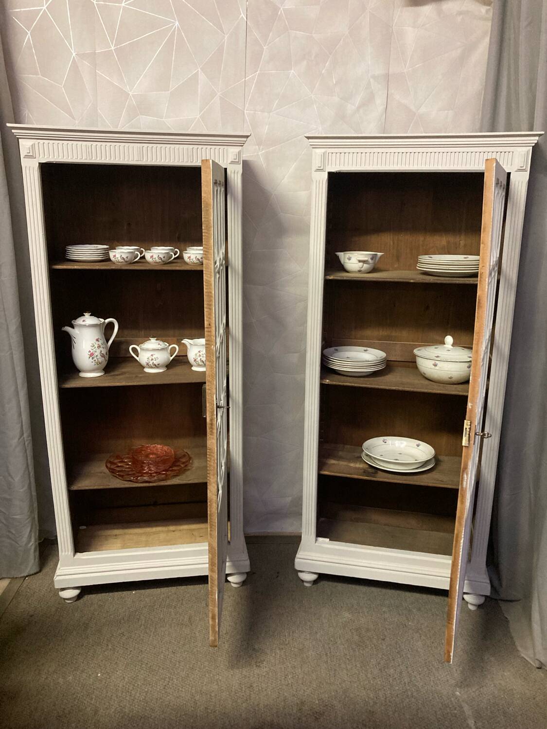 Pair of Parisian showcases