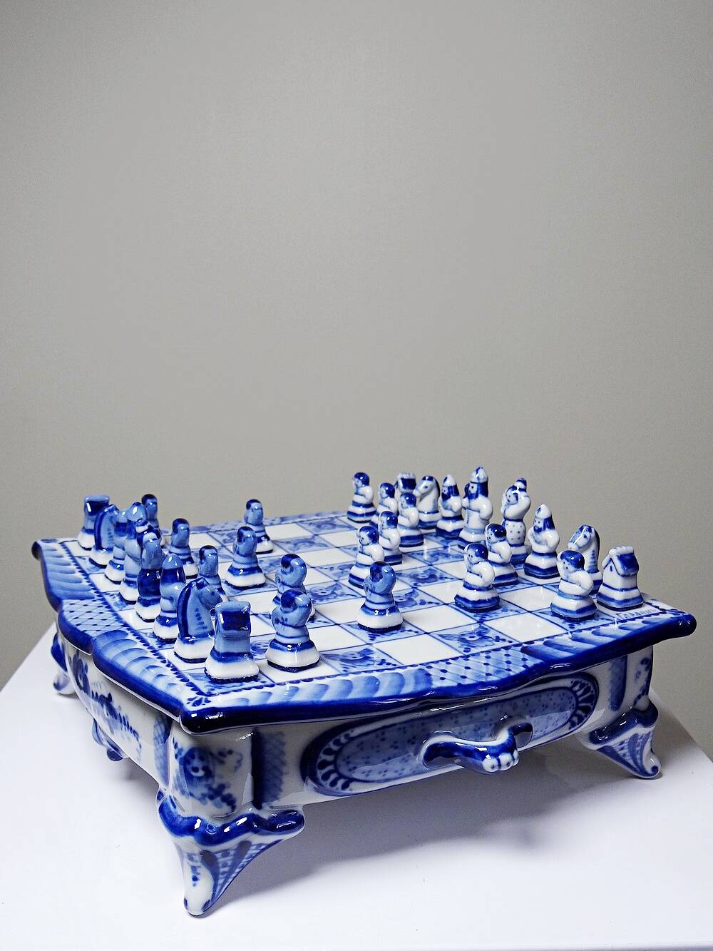 Rare et unique échiquier de voyage en porcelaine de Gzhel signé Yuri Garanin