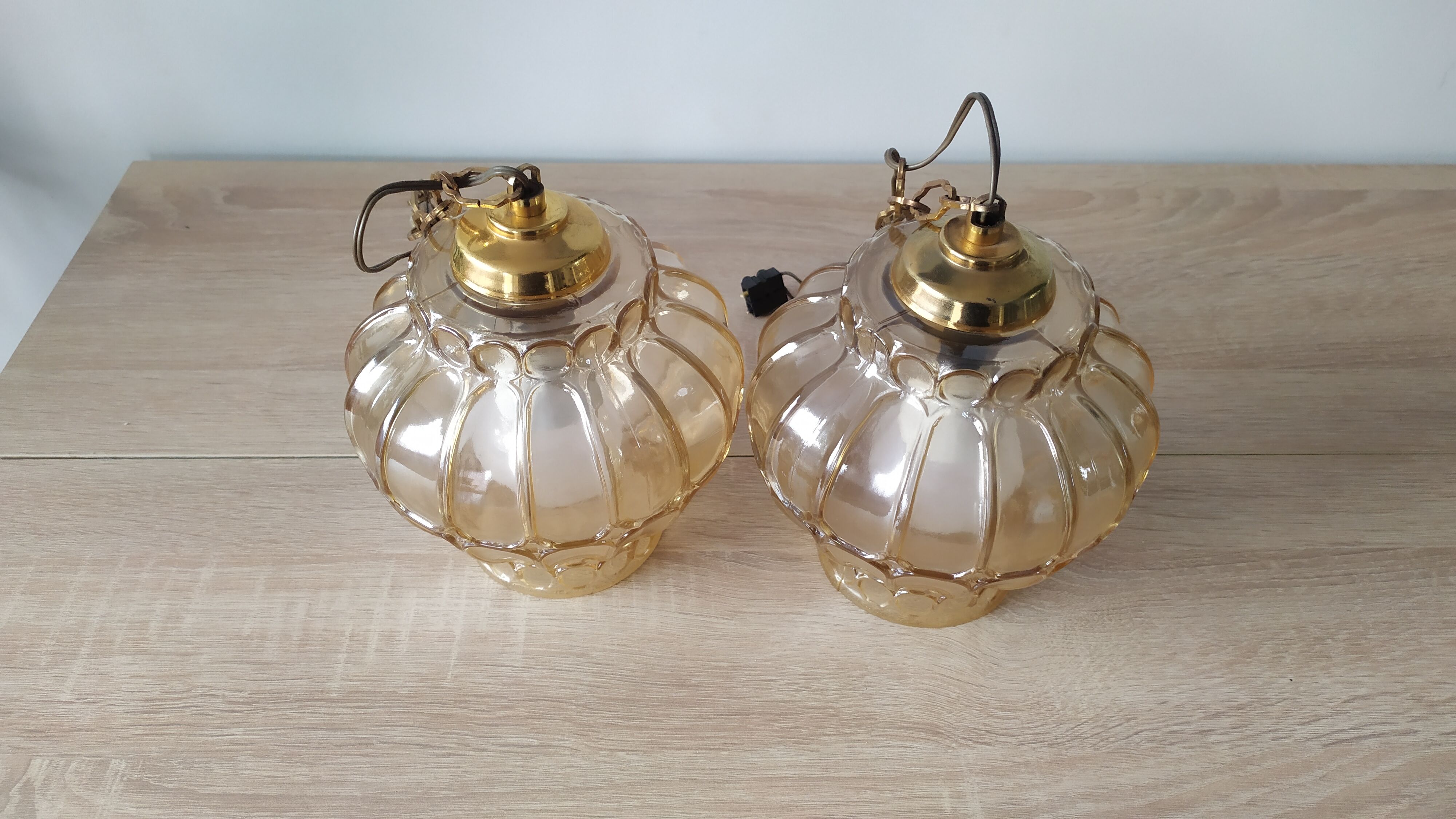 Deux lustres Globe en verre moulé d’une belle couleur ambrée