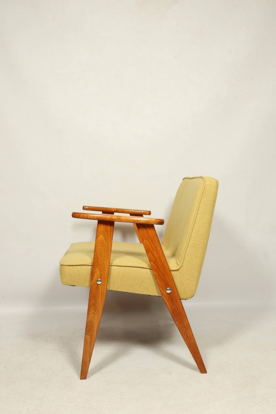 Fauteuil en laine jaune au design scandinave après rénovation