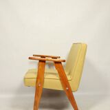 Fauteuil en laine jaune au design scandinave après rénovation