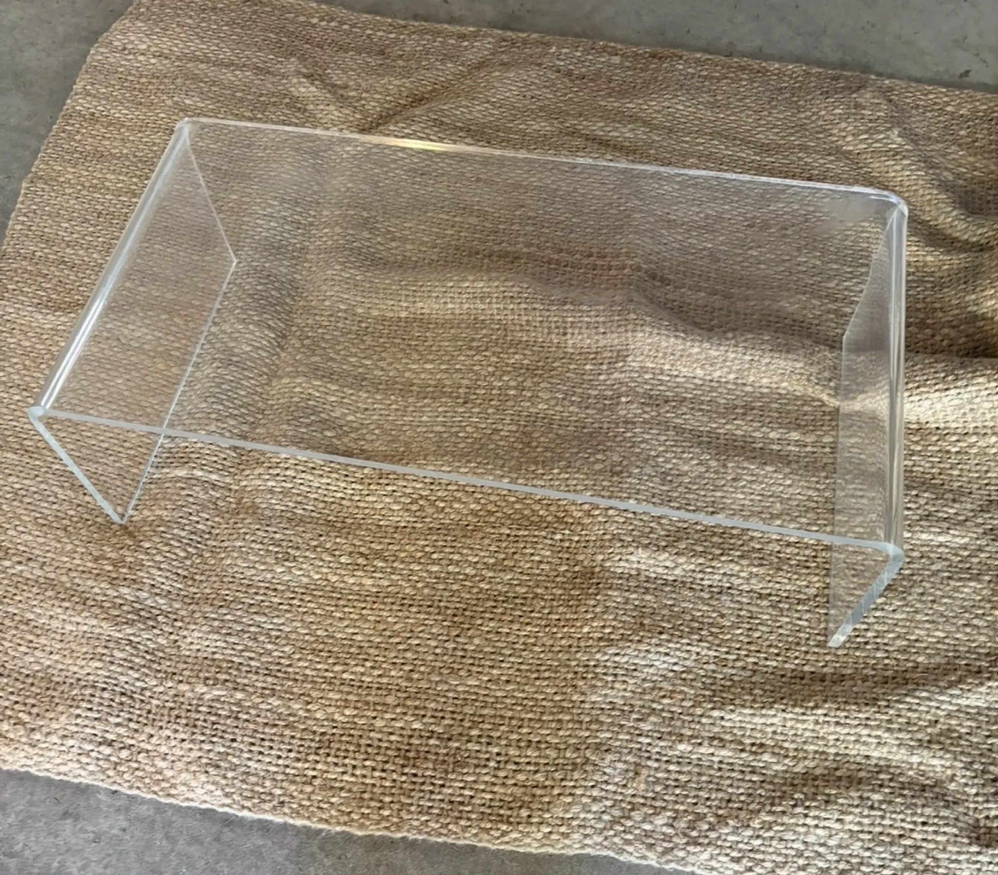 Table basse en plexiglas transparent courbé – années 1970-1980
