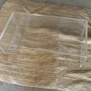 Table basse en plexiglas transparent courbé – années 1970-1980