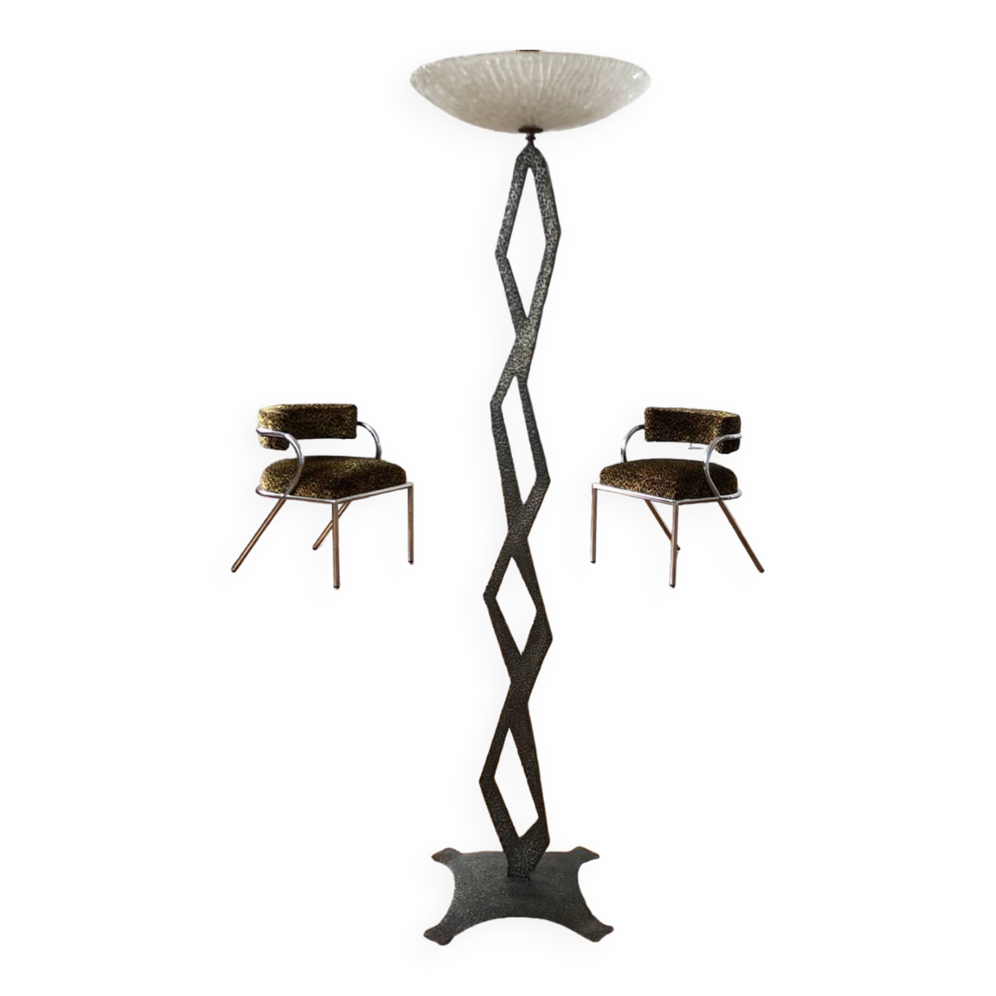 Lampadaire en fer forgé martelé vers 1940