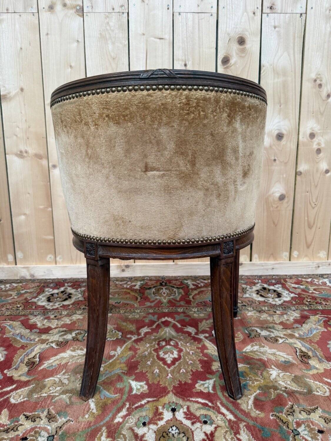 Fauteuil de bureau en tonneau – Style Louis XVI – Têtes de béliers – Bois s