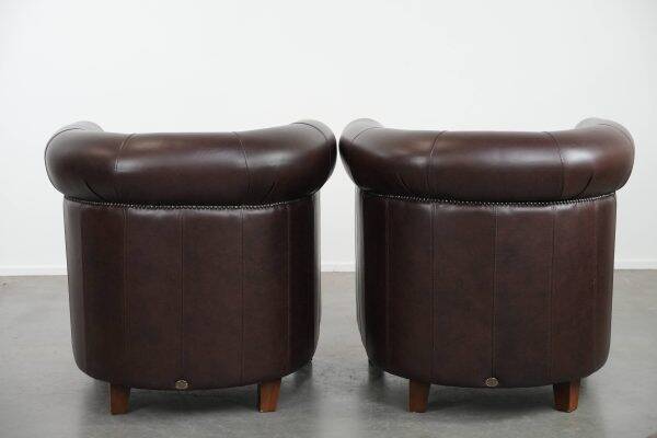 Ensemble de deux fauteuils club ronds en cuir de vachette de style anglais.