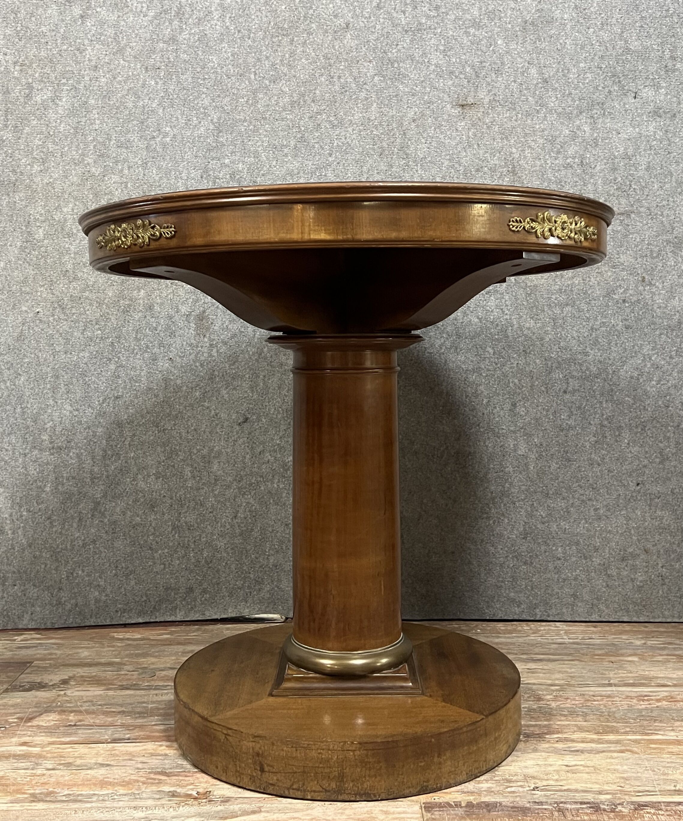 Art Deco pedestal table in mahogany and gilded bronzes around 1920