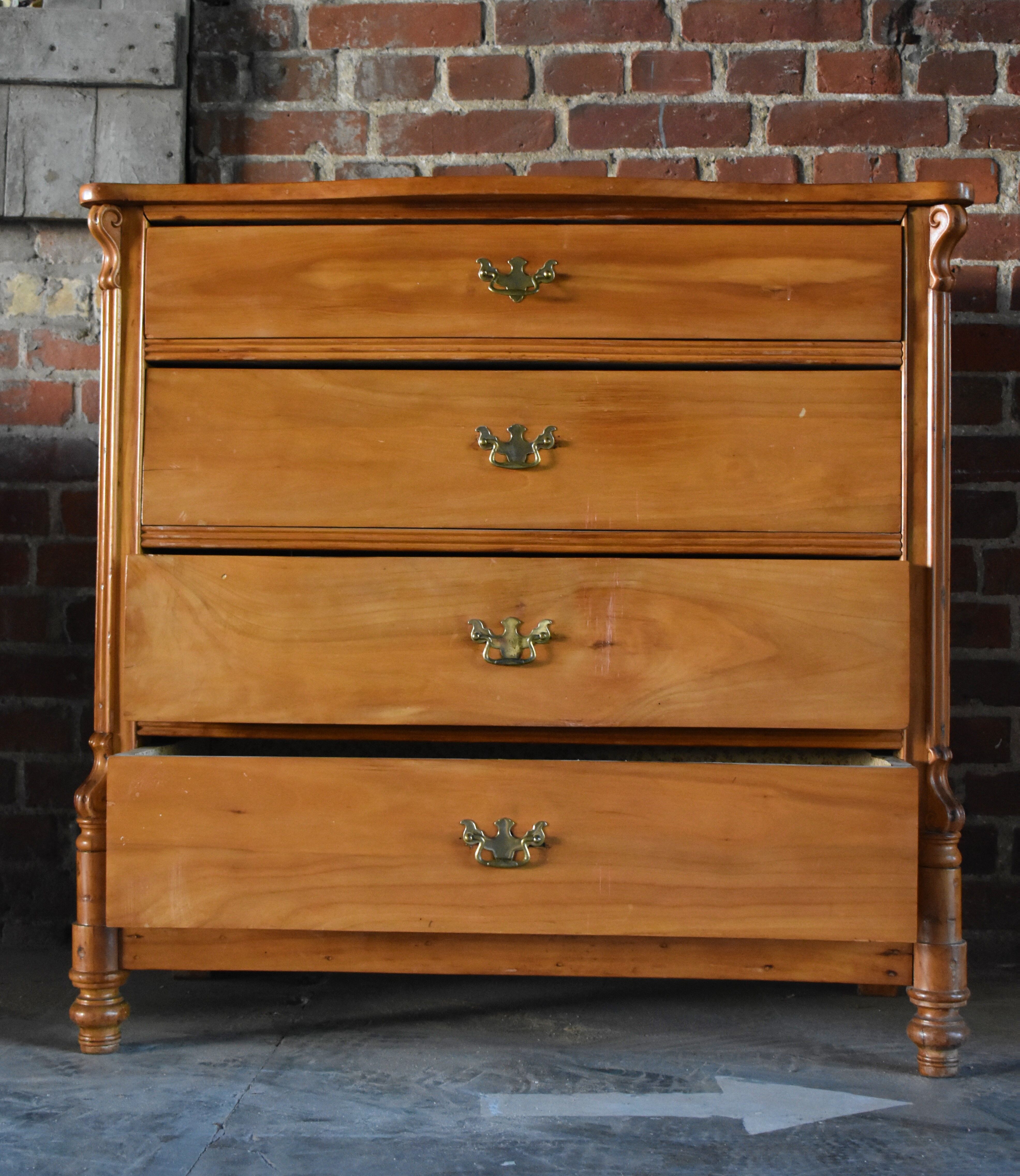 Chest of drawers, made of walnut