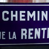 Ancienne plaque de rue émaillée et bombée "chemin de la rente", en parfait état, sur son support en fonte