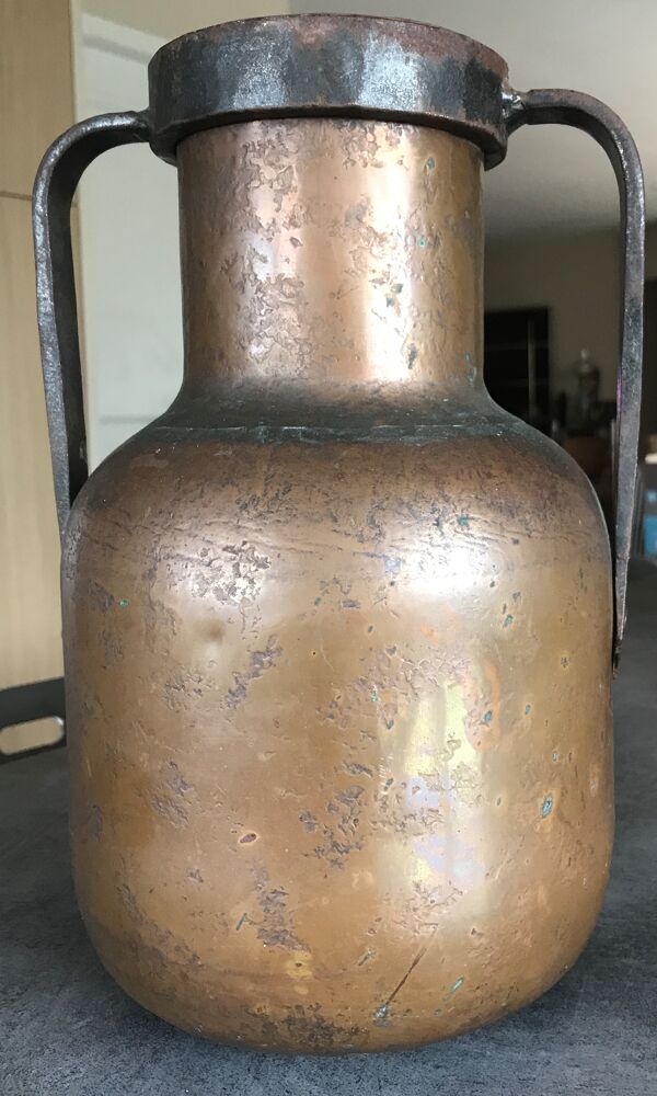 Amphore ancienne en cuivre et ferronnerie d’art signature Jean Goardère