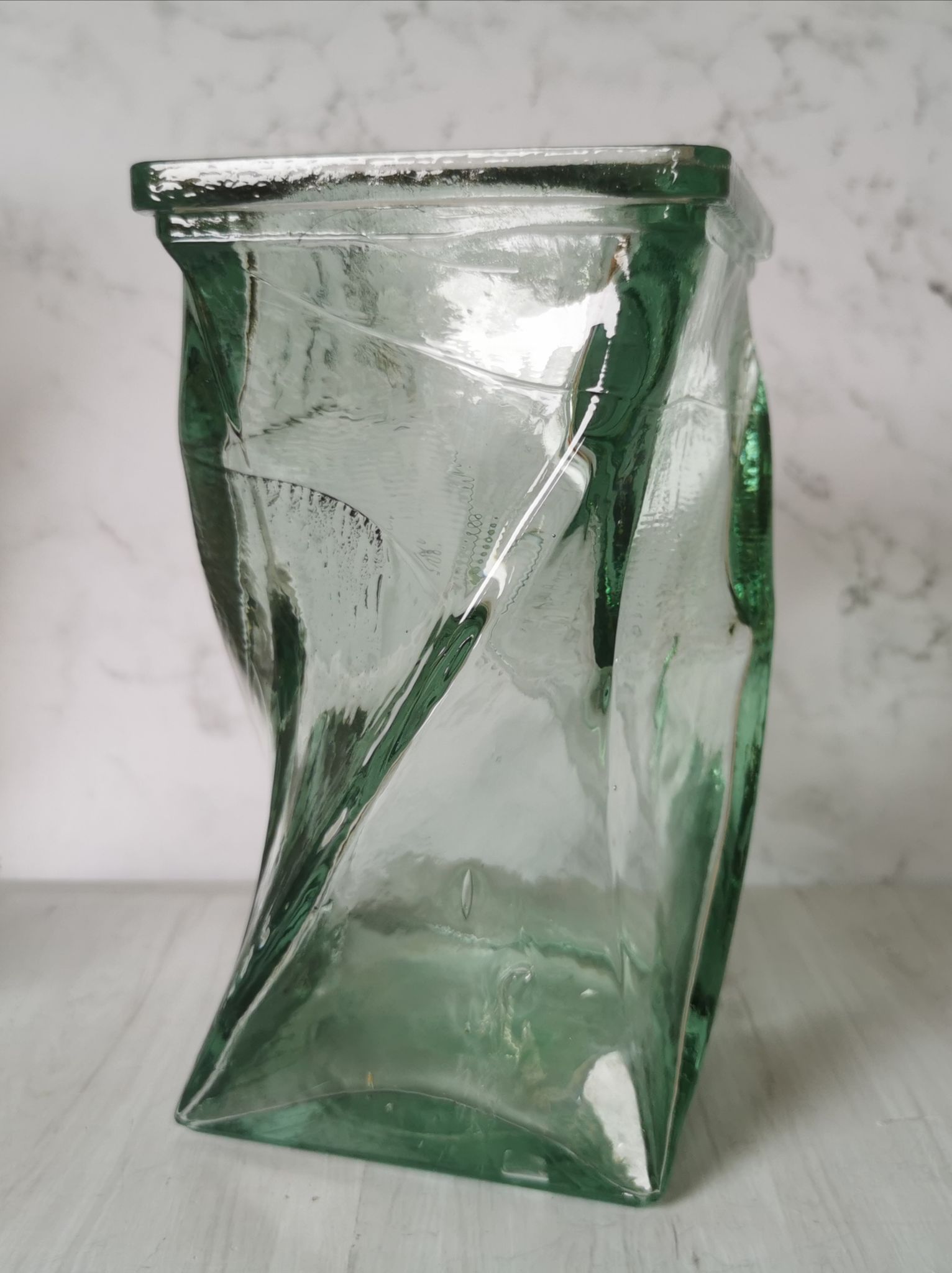 Vase design verre torsadé