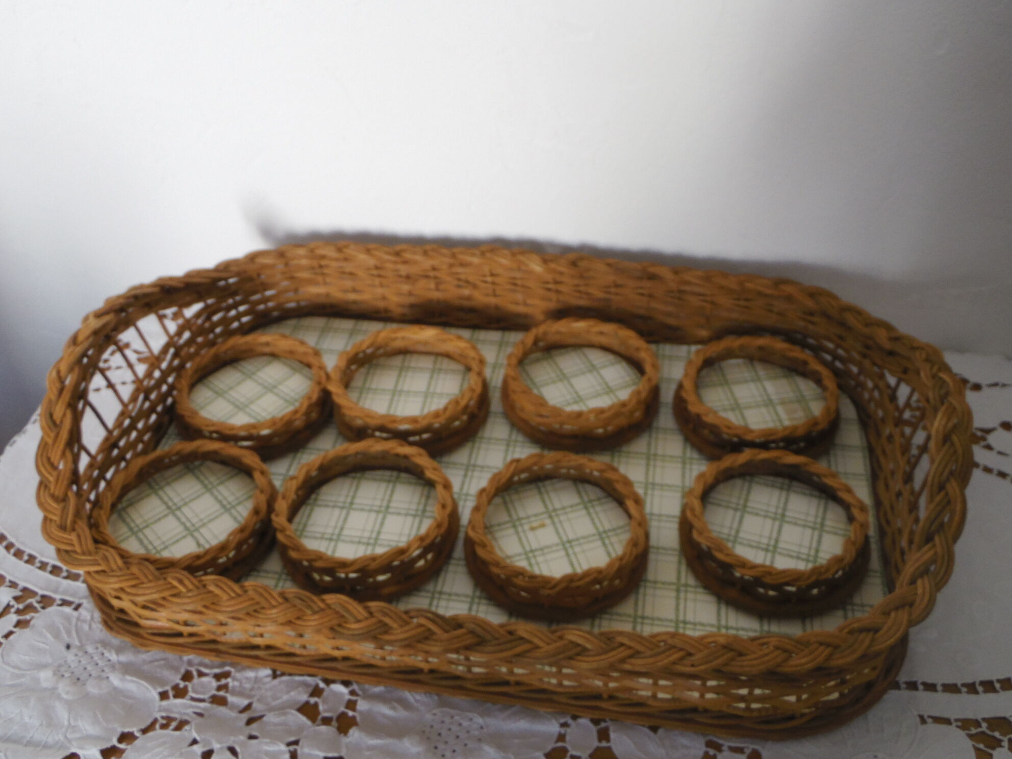 Wicker serving tray and its 8 coasters