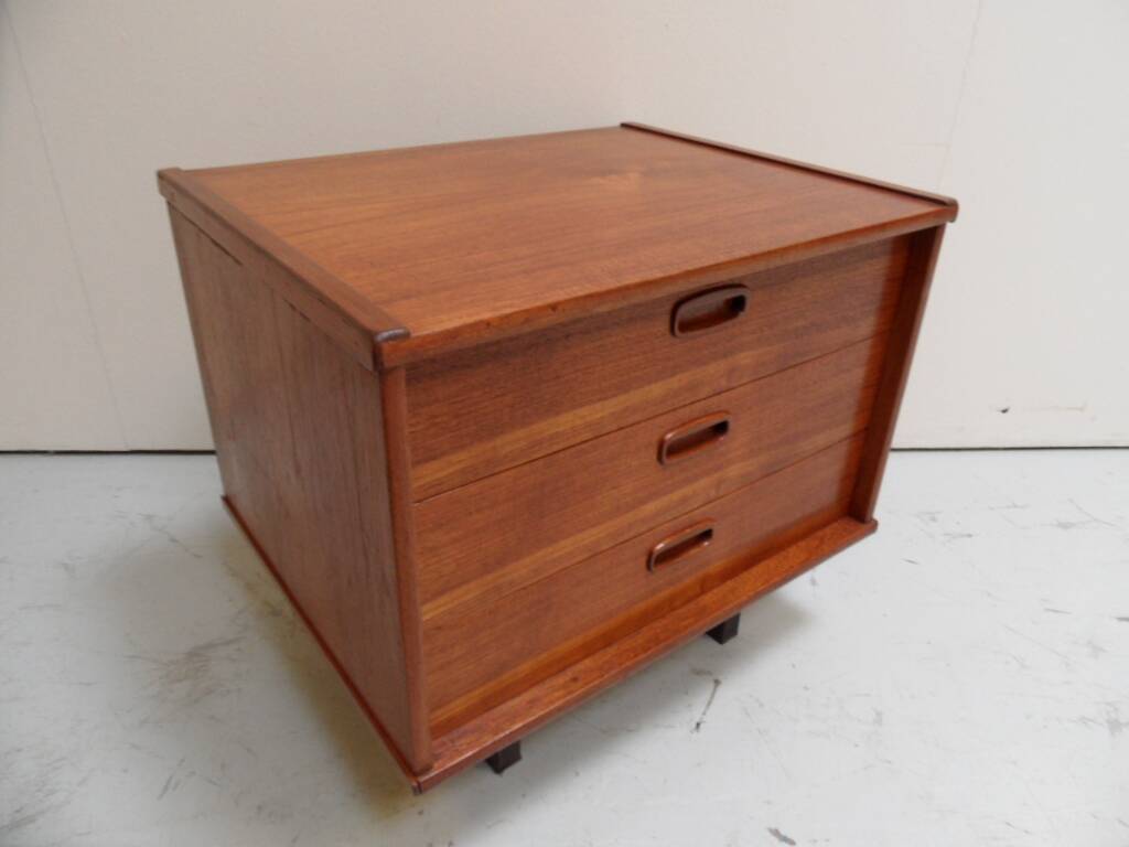 Mid Century teakwood chest of drawers