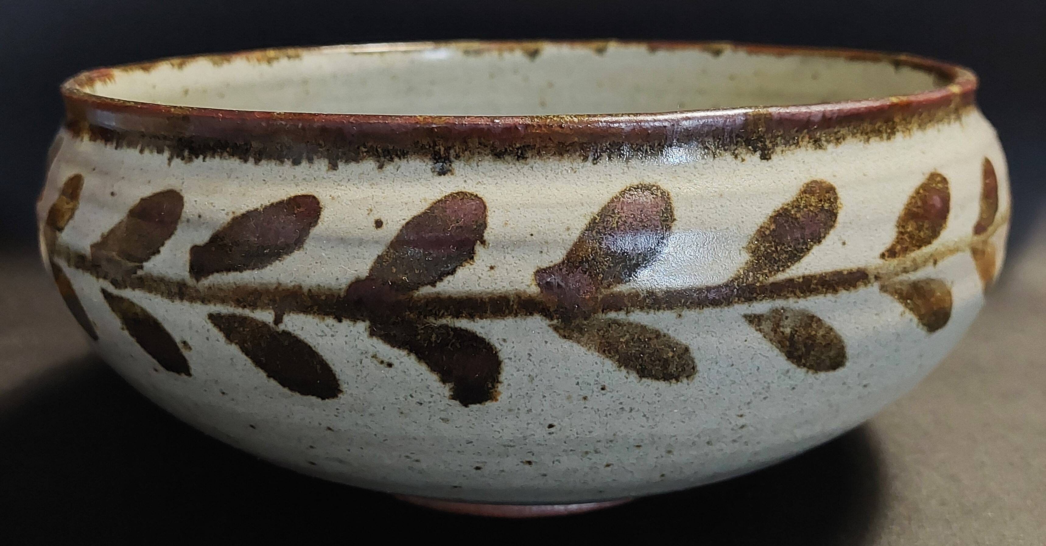 Ceramic salad bowl stoneware signature to identify 20th century
