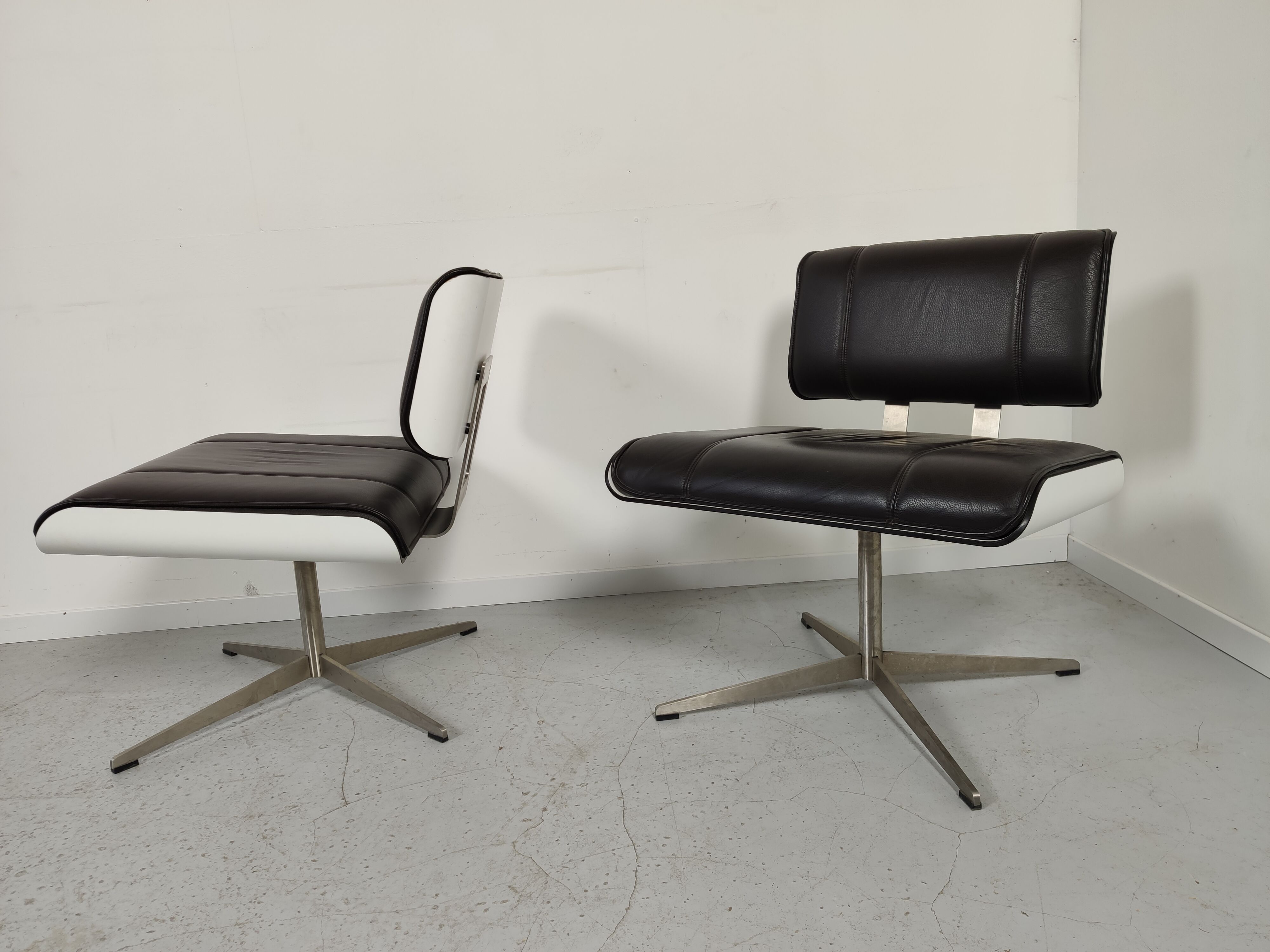 Paire de fauteuils cuir design années 90