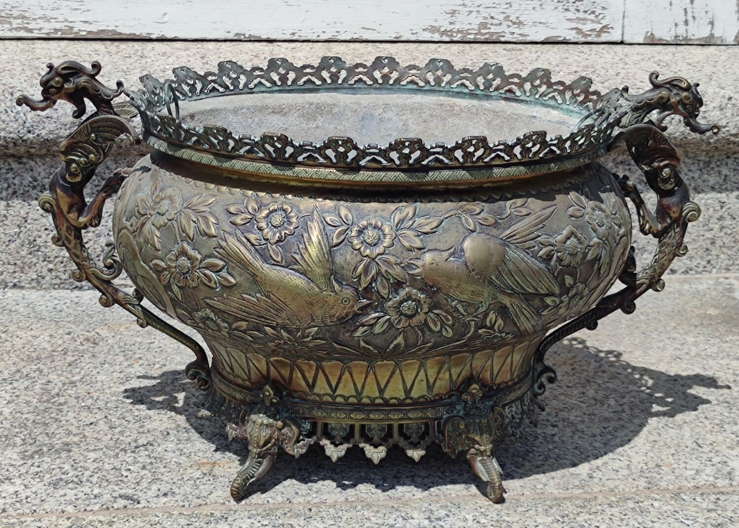 Ancienne jardinière en cuivre décor hindou