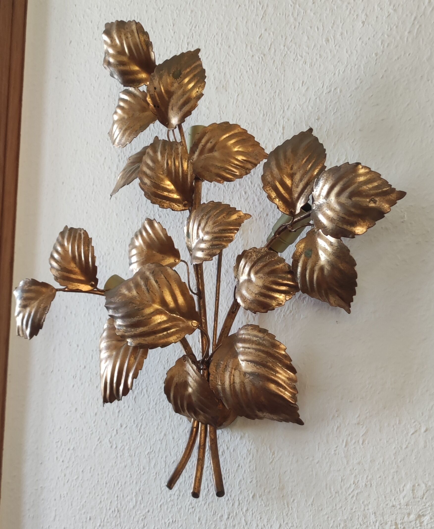 Design wall lamp in gold metal